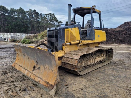 2011 JOHN DEERE 700J