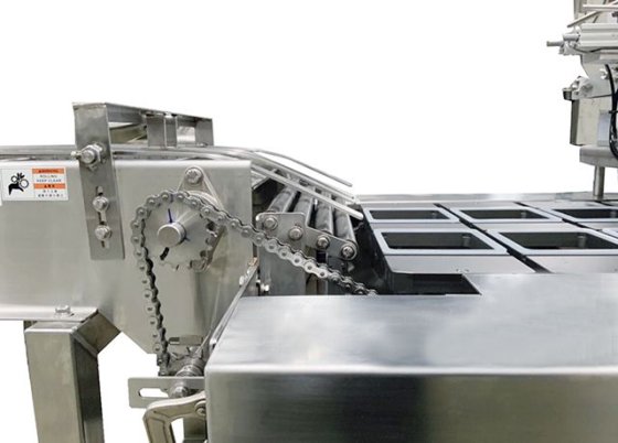 連続式の豆腐パッケージ封口機