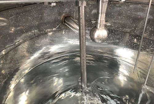 豆乳と凝固剤のミキサー