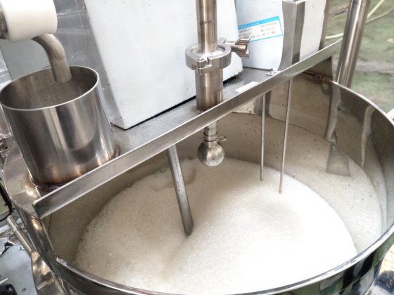 豆乳と凝固剤のミキサー