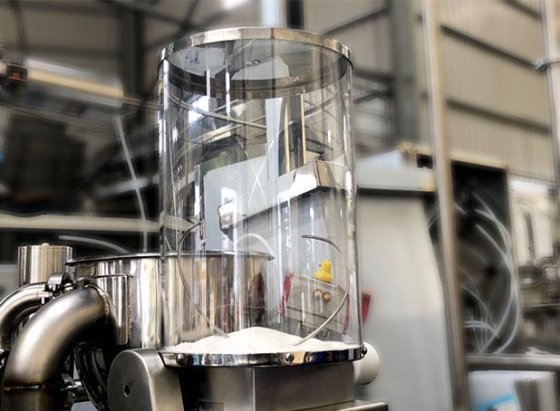 豆乳と凝固剤のミキサー