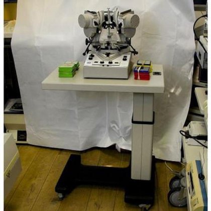 桌子上的反讽者克莱门特·克拉克