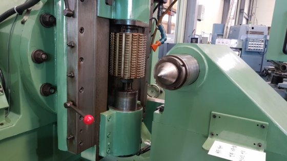 ホリゾンタル ホブ盤