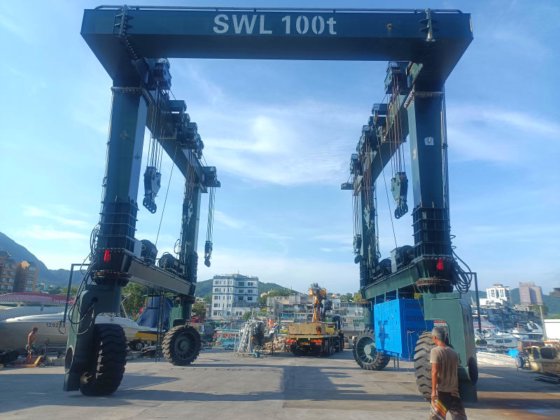 100 吨移动式船吊
