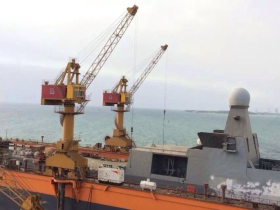 港口单臂门式起重机