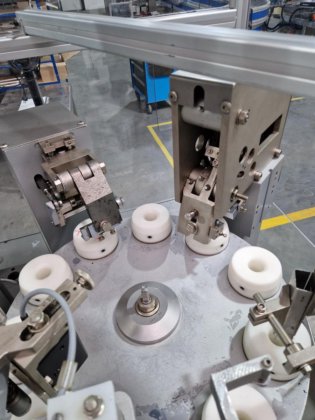 IWK TFS 10 软管灌装和封口机