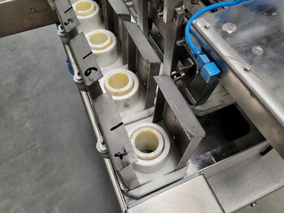 半自动软管灌装机