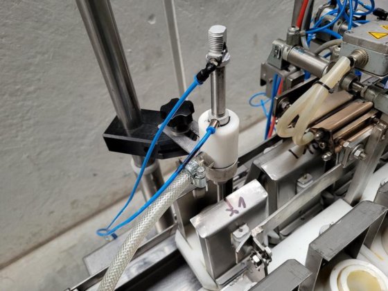 半自动软管灌装机