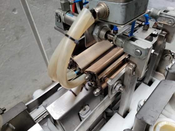 半自动软管灌装机