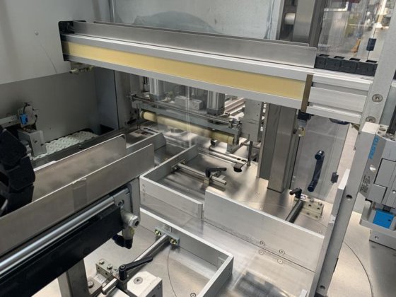 SKINETTA ASK 450 BU 带有收缩隧道的链式分切机/外包装机