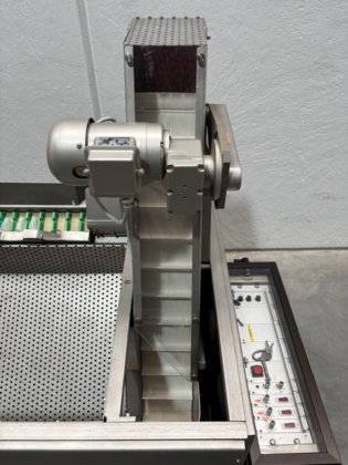 RNA ZE 2000 型瓶子放置分拣机，带进料斗