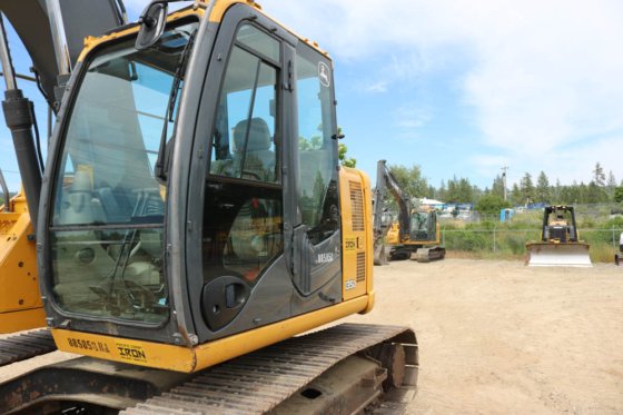 2012 DEERE 135D BAGGER