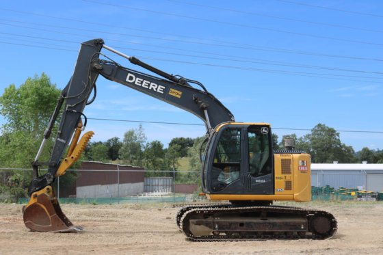 2012 DEERE 135D GRAAFMACHINE