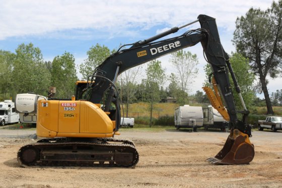 2012 DEERE 135D BAGGER