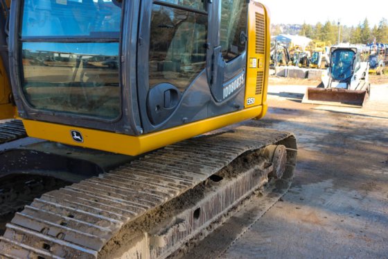 2012 DEERE 135D BAGGER