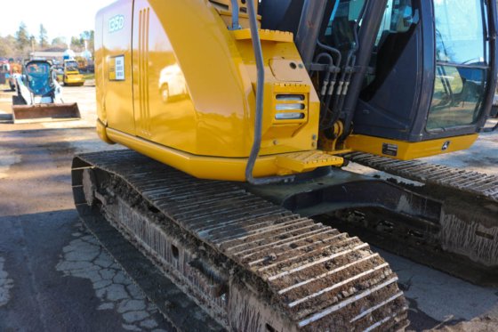 2012 DEERE 135D BAGGER