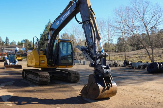 2012 DEERE 135D BAGGER