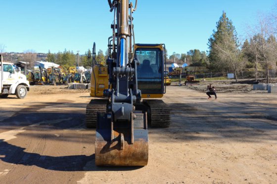 2012 DEERE 135D BAGGER