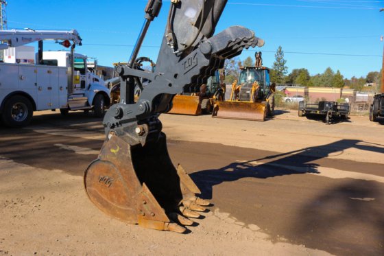 2012 DEERE 135D BAGGER