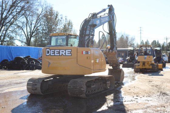 2012 DEERE 135D BAGGER