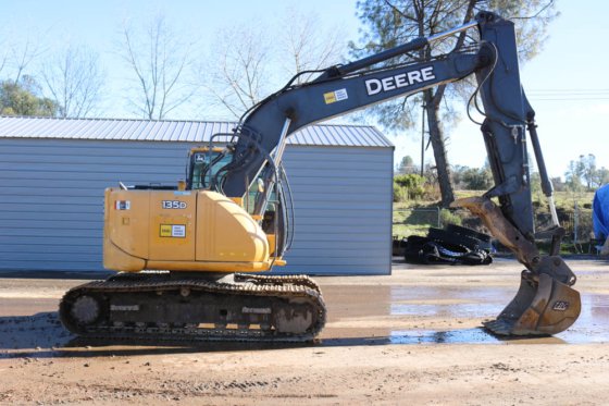 2012 DEERE 135D BAGGER