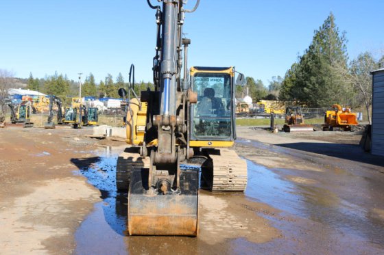 2012 DEERE 135D BAGGER