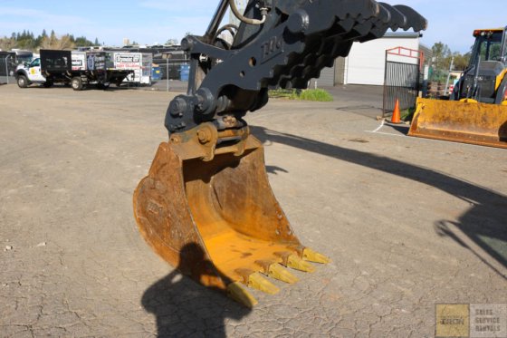 2012 DEERE 120D GRAAFMACHINE