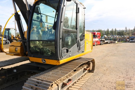 2012 DEERE 120D GRAAFMACHINE
