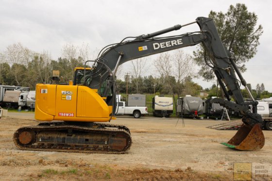 2013 DEERE 135D BAGGER