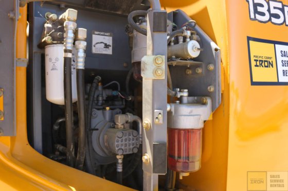 2012 DEERE 135D BAGGER