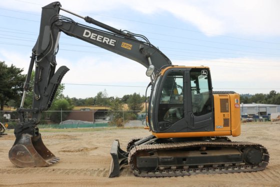 2013 DEERE 135D GRAAFMACHINE