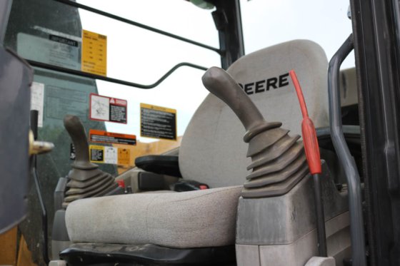 2013 DEERE 135D GRAAFMACHINE