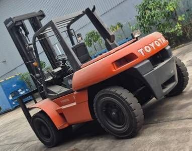 トヨタ 4輪カウンター式フォークリフト