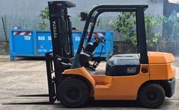 トヨタ 4輪カウンター式フォークリフト