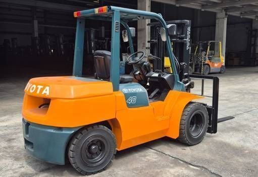トヨタ 4輪カウンター式フォークリフト