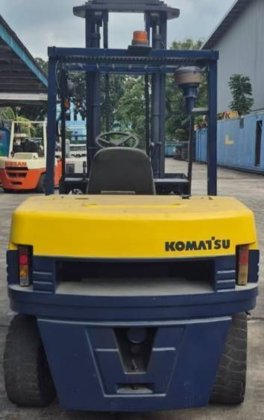 小松 4 轮平衡重叉车