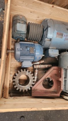 电动机及杂物件箱