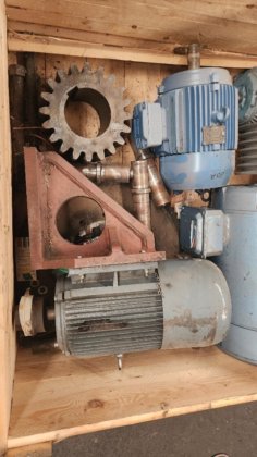 电动机及杂物件箱