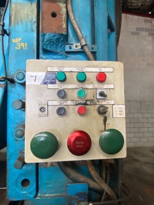 シュルラー・シングルポイント成形プレス