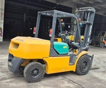 小松 4 轮平衡重叉车