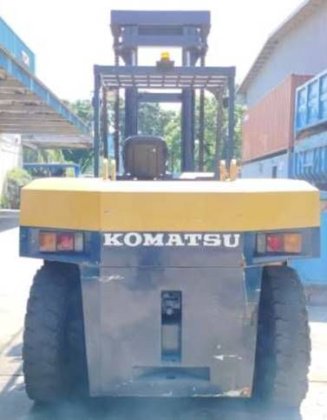 小松 4 轮平衡重叉车