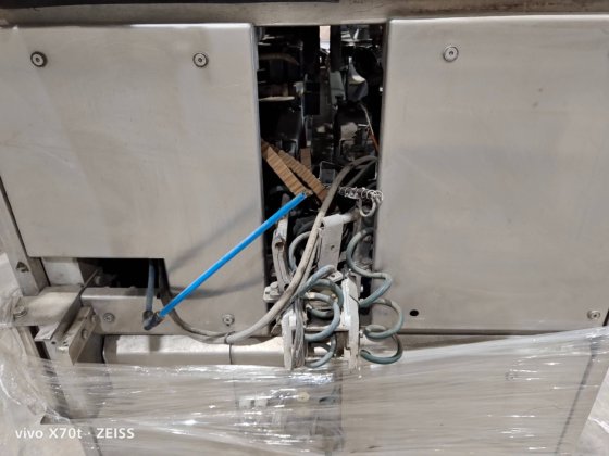 2004 利乐45贴盖机