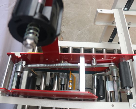 双柱翻盖折叠式纸箱封箱机