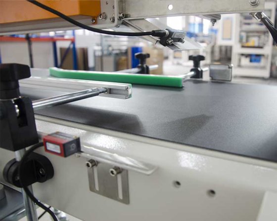 快递箱自动贴标机