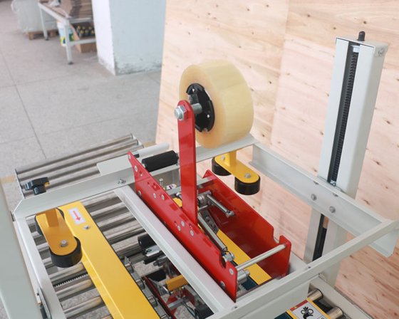 双面皮带驱动的纸箱封箱机