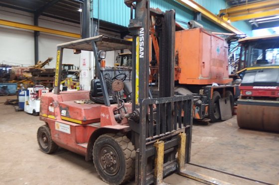 2002年日产叉车F04D0UT------。