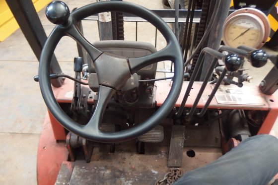 2002年日产叉车F04D0UT------。