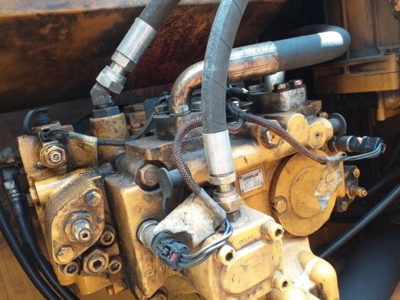 2011履带式挖掘机320D----。