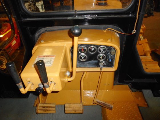 2003年履带式推土机D7G---。