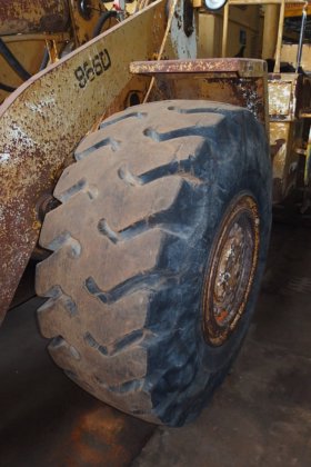 1983年履带式装载机966D----。